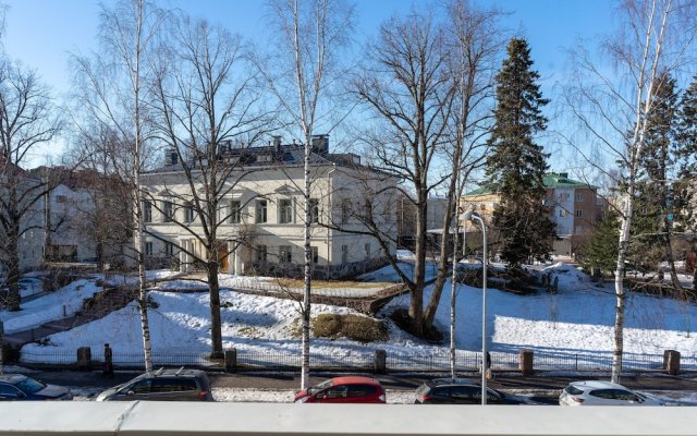 2-Bedroom apartment Steps from the Metro