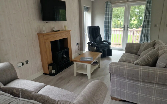 Luxury Lodge - Sleeps 4, hot tub & Parking