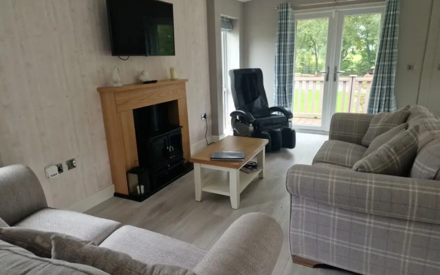 Luxury Lodge - Sleeps 4, hot tub & Parking