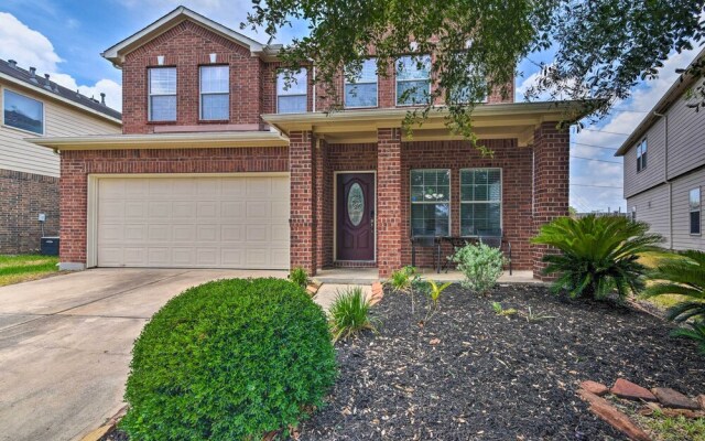 Spacious & Central Katy Retreat: 27 Mi to Houston!