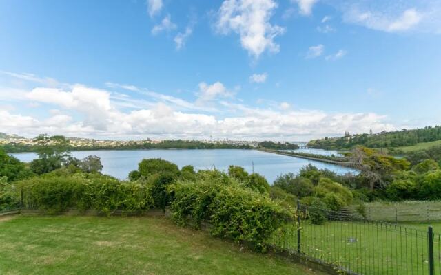 Sunny Poolside Studio in Meadowbank