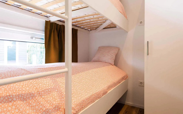 Detached, modern chalet with dishwasher, 8 km. from Hoorn