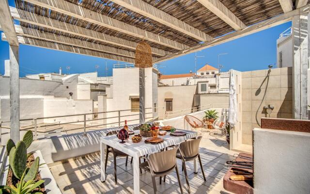 Bilocale con Affreschi e Vista Mare in Centro