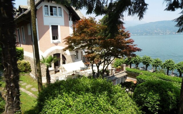 Villa With Pool, Facing the Lake, in a Unique Location With Beautiful Views