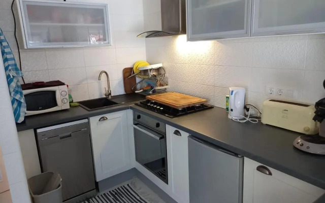 House with free parking, barbeque air conditioning