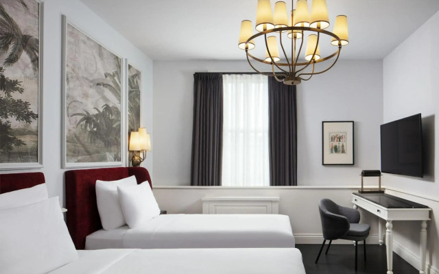 Adahan DeCamondo Pera, Autograph Collection