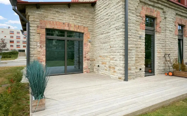 High ceiling loft with its own backyard and a terrace