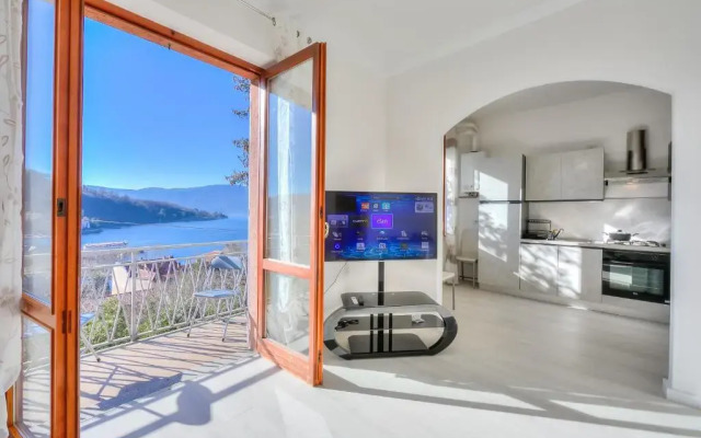 Sunny Apartment Lake View Laveno