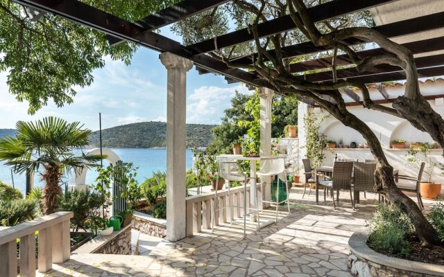 Beach Front Vacation Home, Private Beach, Boat Rental