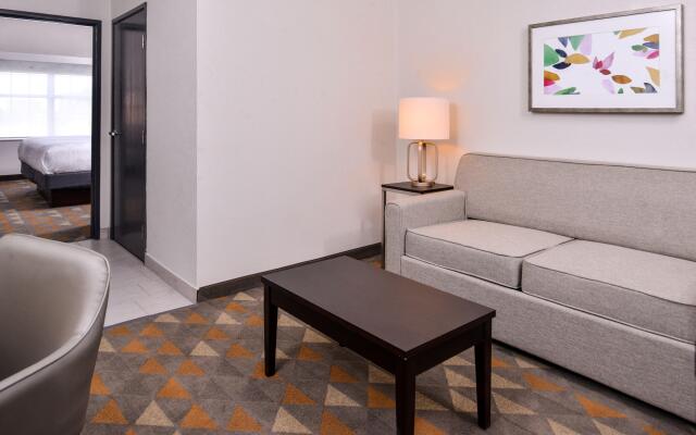 Holiday Inn & Suites Dallas-Addison, an IHG Hotel