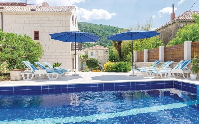 Nice Home in Mokosica With Wifi and 6 Bedrooms