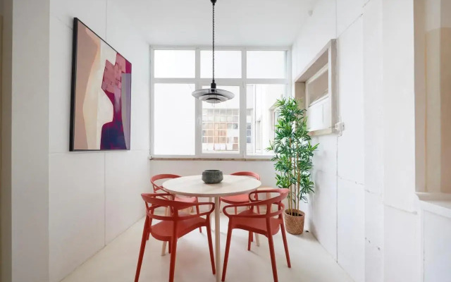 Light-Filled & Renovated Apartment, By TimeCooler