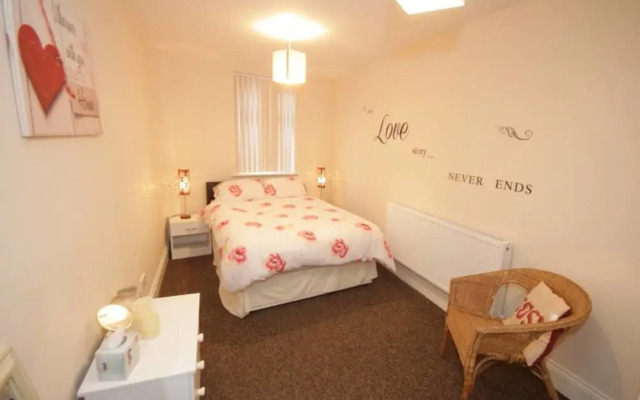 Large 6 bed House With Hot Tub