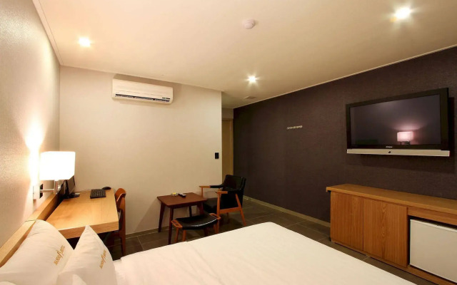 Bando Tourist Hotel