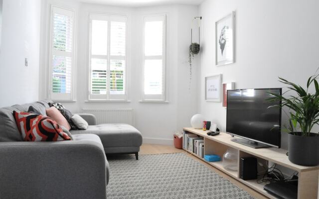 Fantastic 2 Bedroom 2 Storey House in Tooting