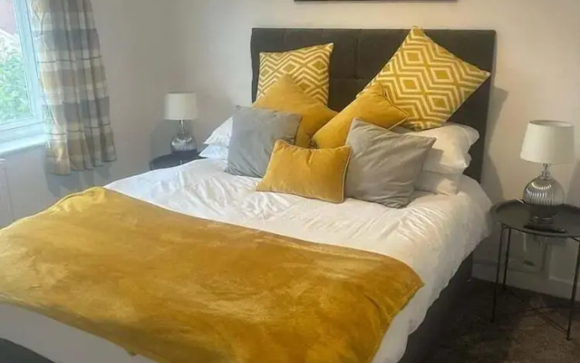 Spacious 2BR House With Sofa Bed & Parkin