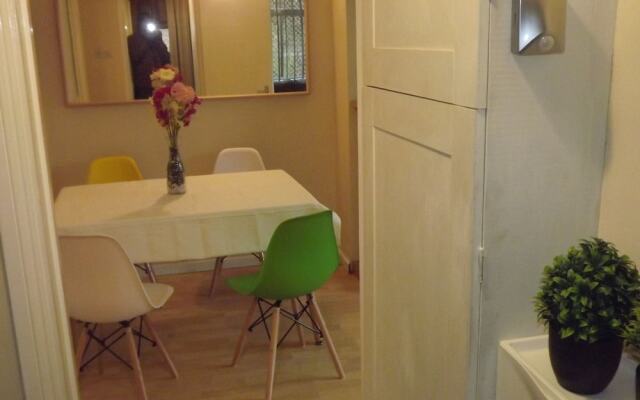 2 Bedrooms House