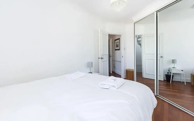 Bright stylish Nott Hill apart sleeps 6