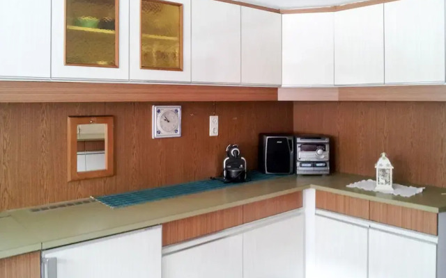 Ladner See in See With 7 Bedrooms and 3 Bathrooms