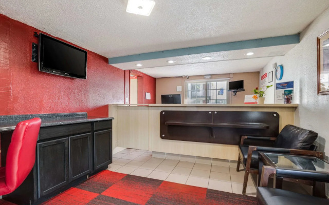 Econo Lodge Inn & Suites