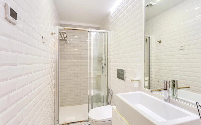 Riverside 2 Bedroom Apartment by DA'HOME