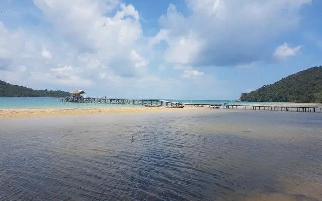 Driftwood Hostel and Bungalows