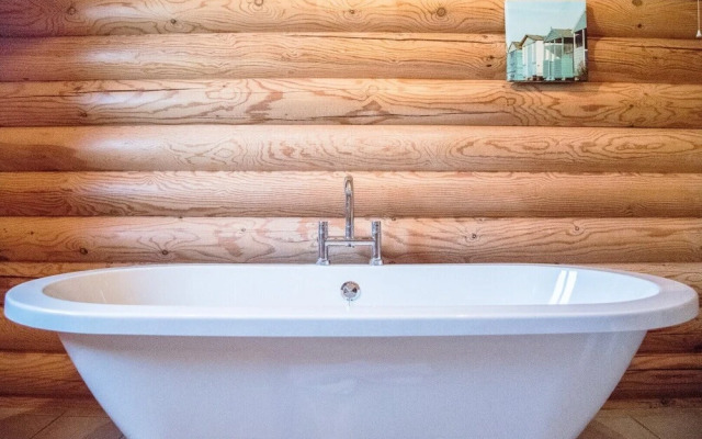 Willow Lodge With Hot Tub, Kingfishers
