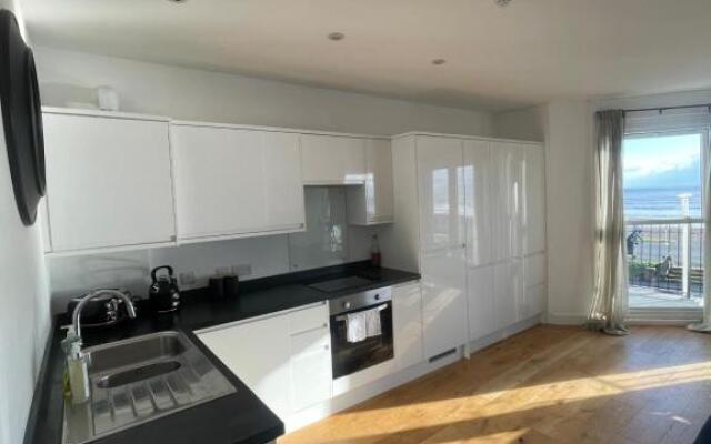 Seaview flat with balcony, spacious 2 bedroom