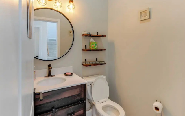 Steps to Buckeye Lake: Family-friendly Home