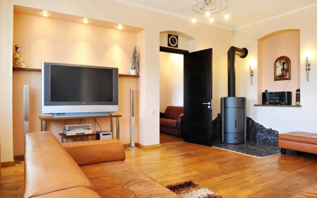 Raina Lux Apartment