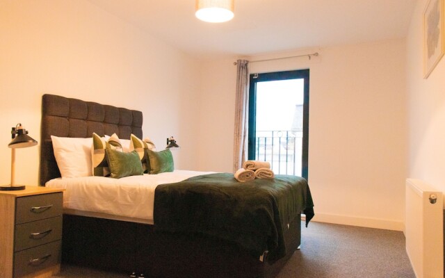 Livestay - 2 Bed Apartment Free Parking Heathrow