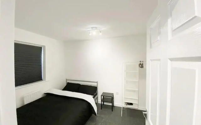 Remarkable 3-bed House in Sheffield