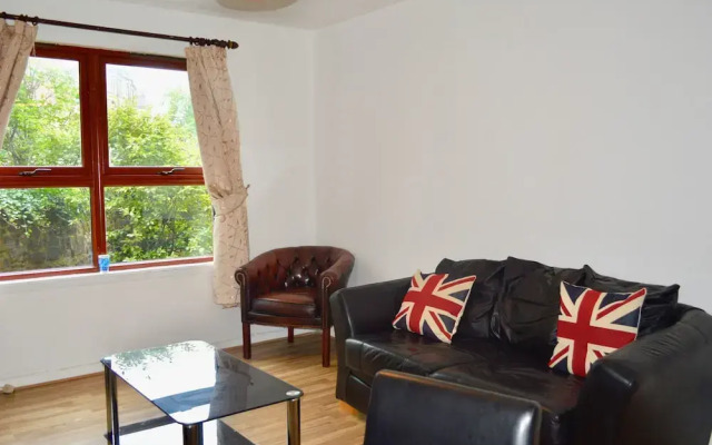 Spacious 2 Bedroom Ground Floor Flat in Leith