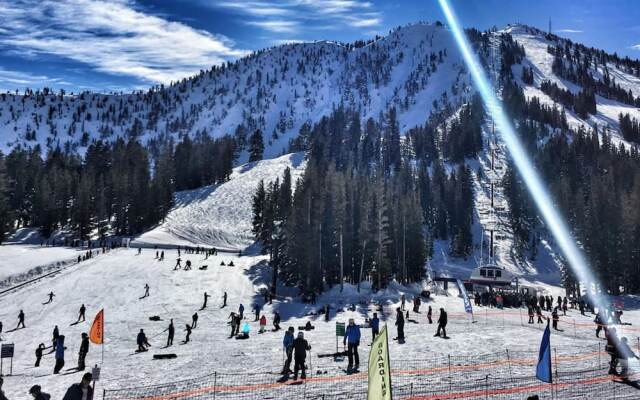 Chic Apt w Jacuzzi Pool BBQ Mountain Views