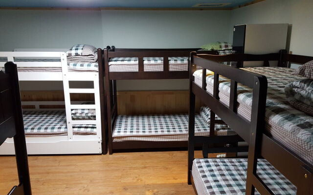 Dongbaekseom Guest House