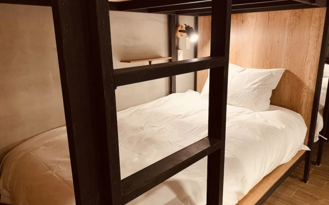 Yian Branch2 Backpacker lnn