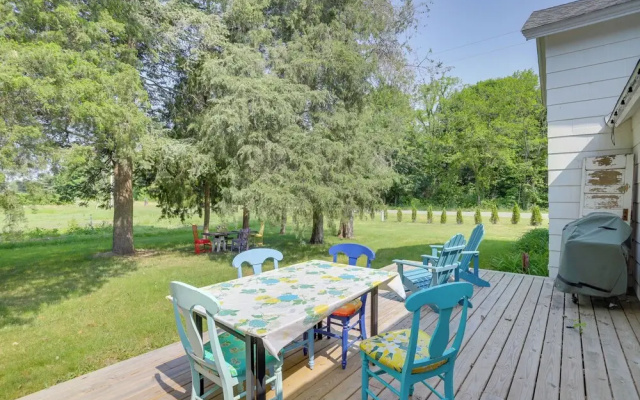 South Haven Farmhouse w/ Fire Pit, 4 Mi to Beach!
