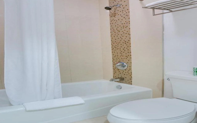 Eden Roc Inn & Suites