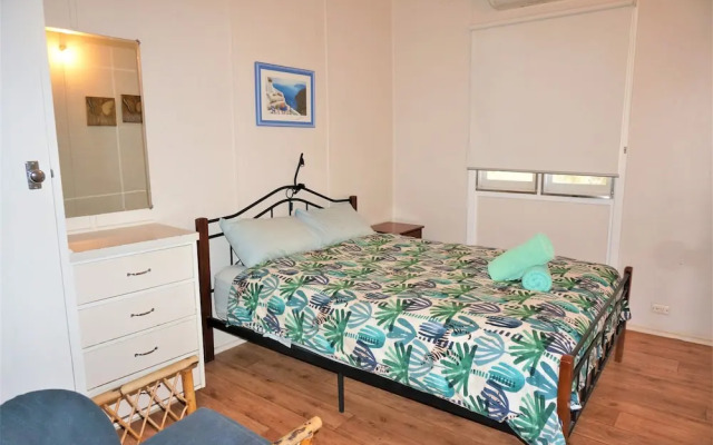 Getaway Villas Unit 3 - 3 Bedroom Self-Contained Villa with a Deck