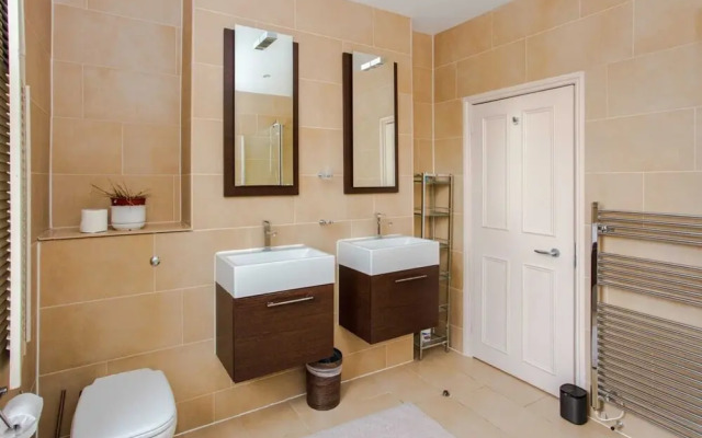 Characterful Townhouse w Patio in Arty Hampstead