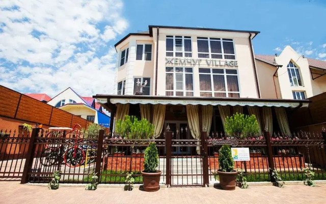 Zhemchug Village Hotel