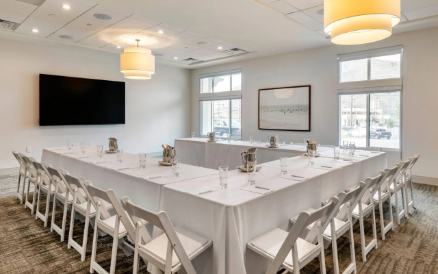 Cambria Hotel Calabasas - Malibu