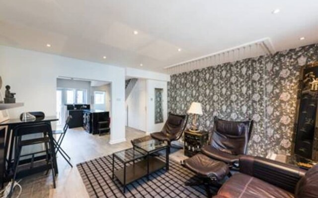 Prime Pimlico 3 Bedroom Flat With Roof Terrace
