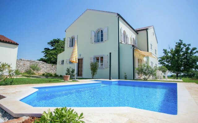 Family House in Quiet Peacefull Location, Private Pool and BBQ in Garden