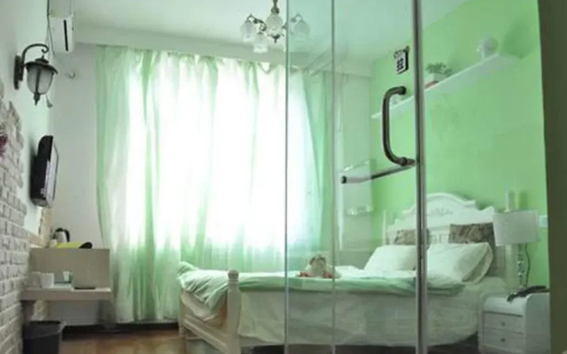 Dalian Seasons Urban Theme Hotel