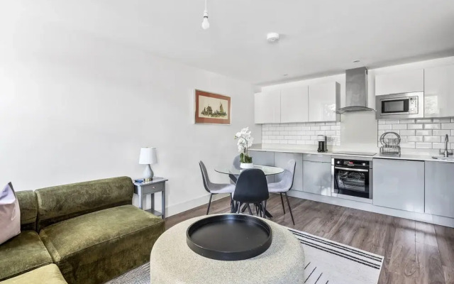 Luxurious 2 Bedroom Apartment With Free Parking