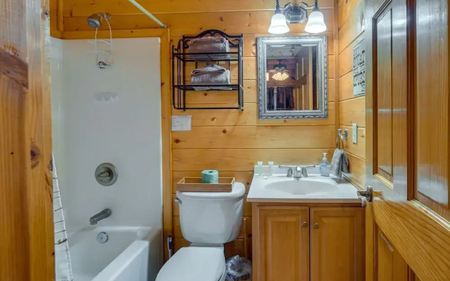 Gatlinburg Getaway: Private Hot Tub & Fireplace!