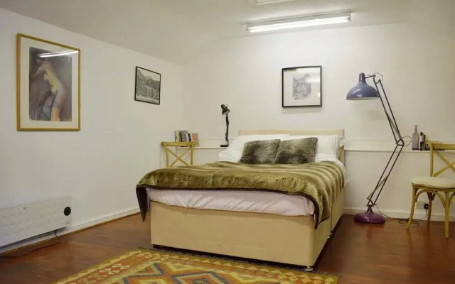 1 Bedroom Apartment With Garden in South West London
