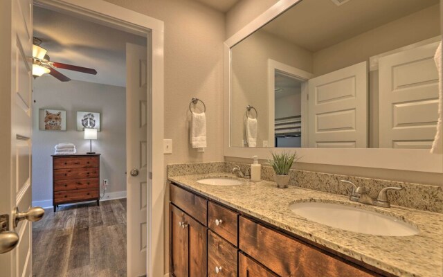 Fayetteville House: Pool Access & Gas Grill!