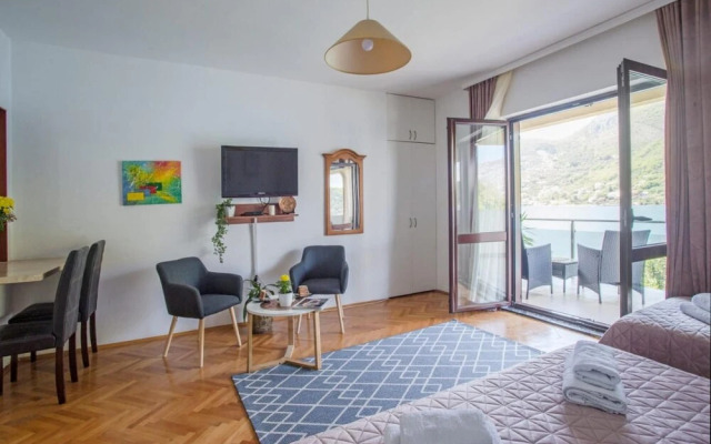 Studio Flat With View Near Beach in Tivat